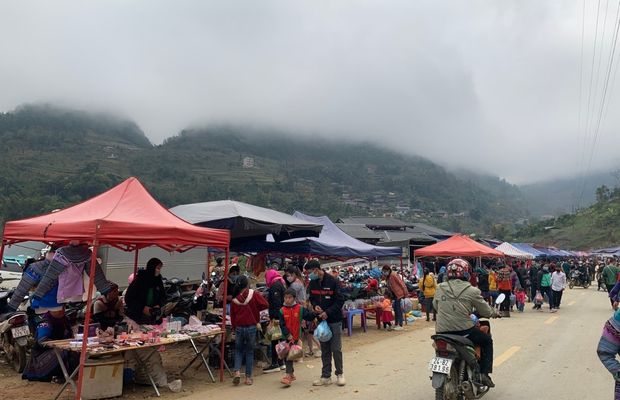 Different stalls at the Can Cau Market